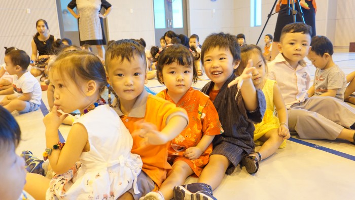 Kindergarten children for the Mid-Autumn Festival (1)