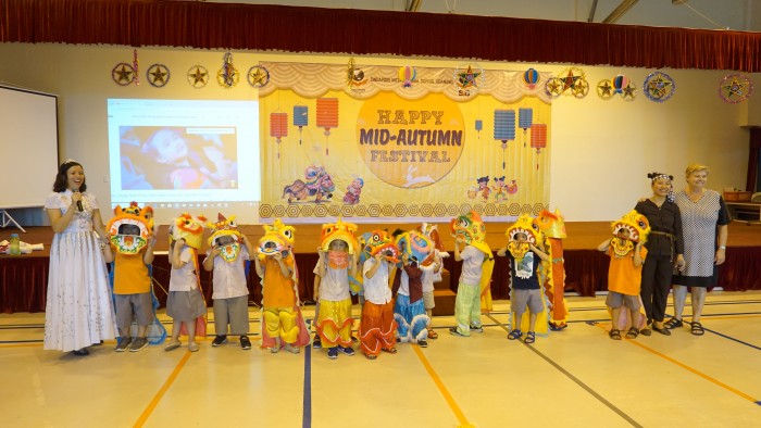Kindergarten children for the Mid-Autumn Festival (11)
