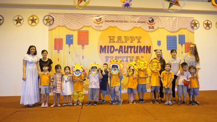 Kindergarten children for the Mid-Autumn Festival (13)