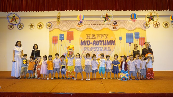Kindergarten children for the Mid-Autumn Festival (15)