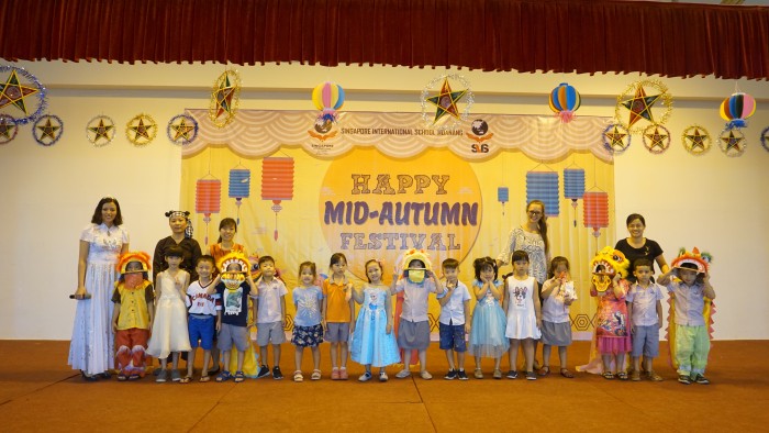 Kindergarten children for the Mid-Autumn Festival (16)