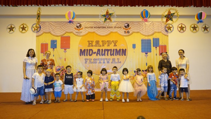 Kindergarten children for the Mid-Autumn Festival (17)