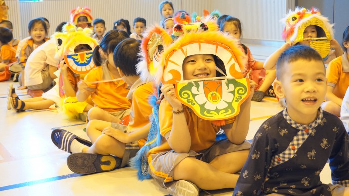 Kindergarten children for the Mid-Autumn Festival (2)