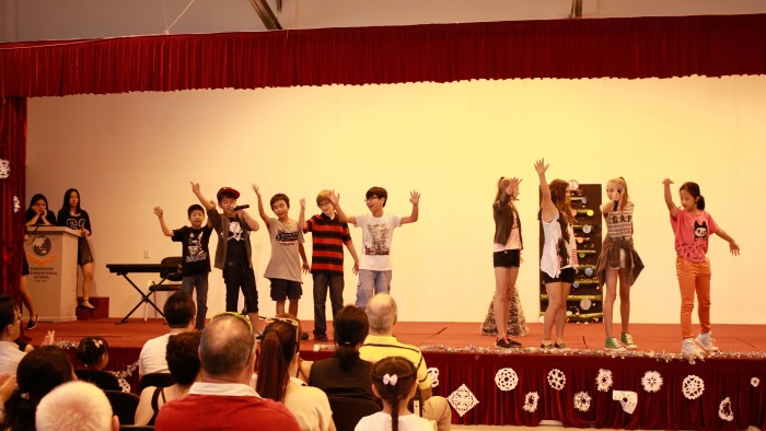 Student Performance during the Christmas Charity Fair (16)