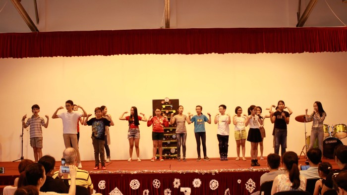 Student Performance during the Christmas Charity Fair (19)