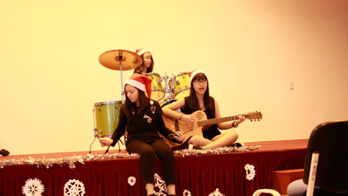 Student Performance during the Christmas Charity Fair (26)