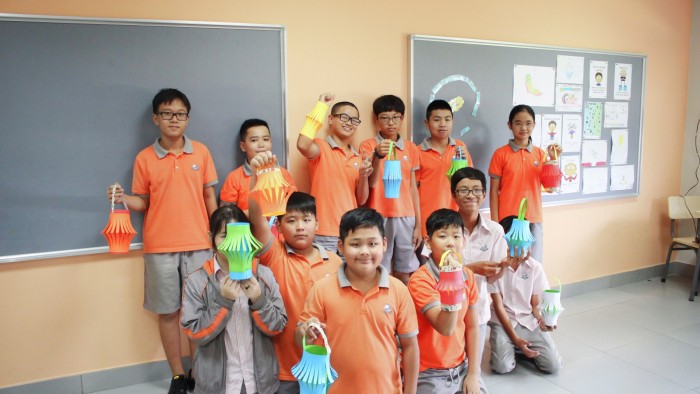 Students Made Lanterns (7)