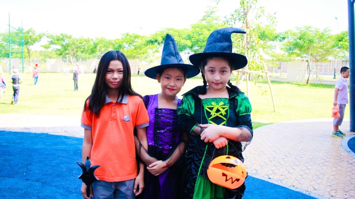 Students with their costumes (6)