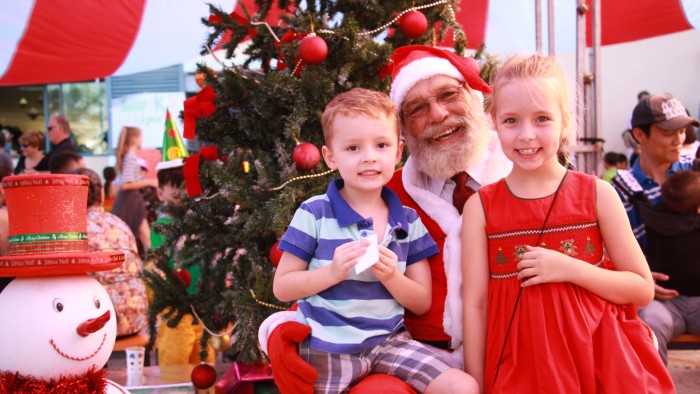 Taking photos with Santa Claus is a must for Christmas (10)