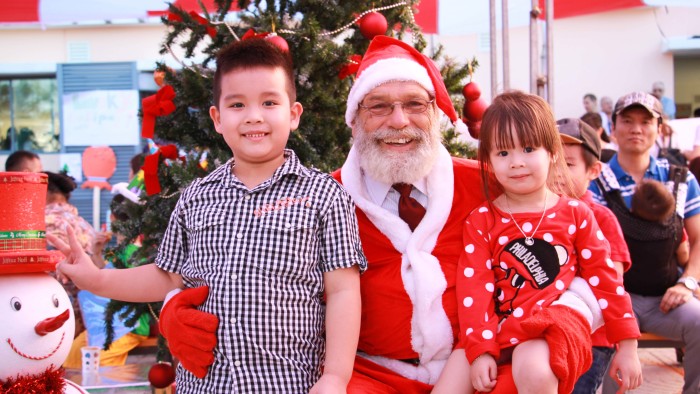 Taking photos with Santa Claus is a must for Christmas (11)