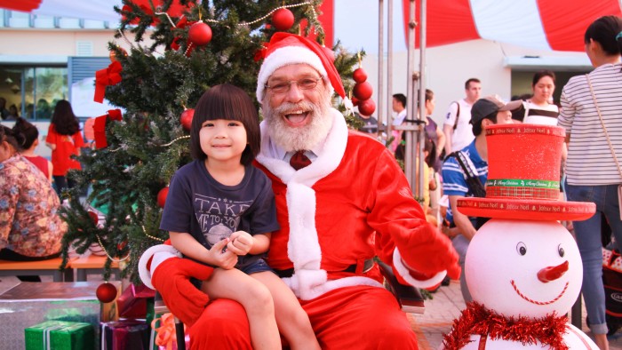 Taking photos with Santa Claus is a must for Christmas (4)