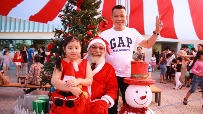 Taking photos with Santa Claus is a must for Christmas (6)