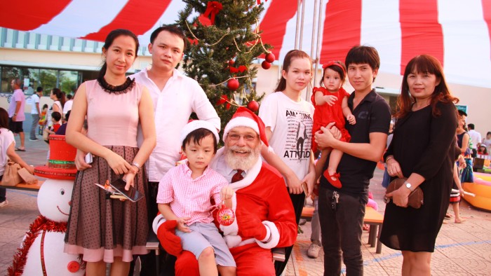 Taking photos with Santa Claus is a must for Christmas (9)
